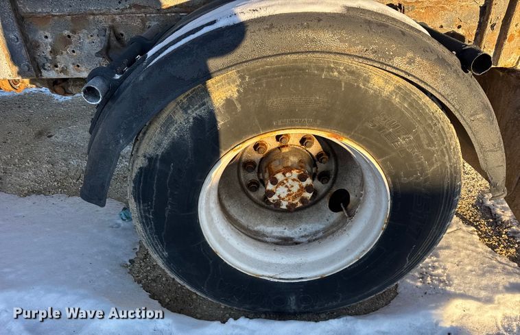 image for item EF2366 2005 International 4300 spreader truck