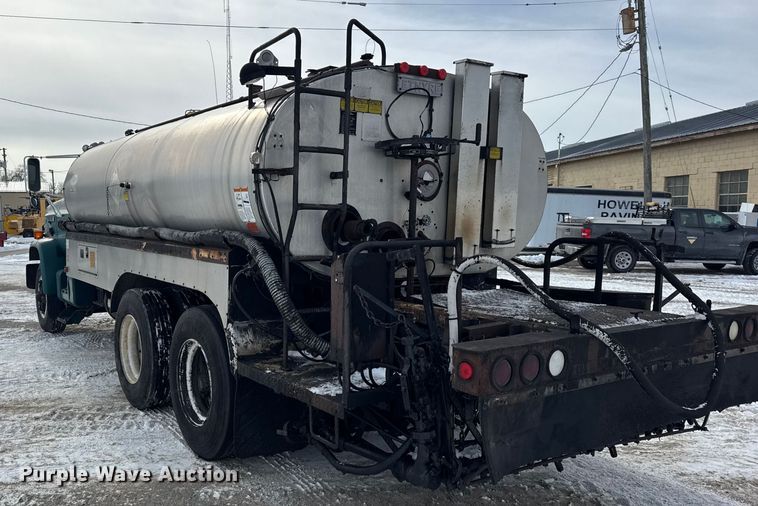 image for item EF2367 1986 GMC C7000 oil distributor truck