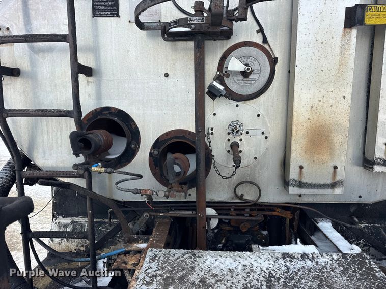 image for item EF2367 1986 GMC C7000 oil distributor truck