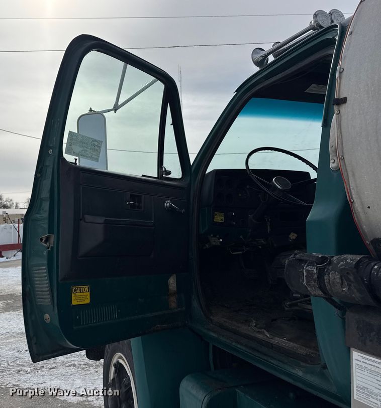 image for item EF2367 1986 GMC C7000 oil distributor truck