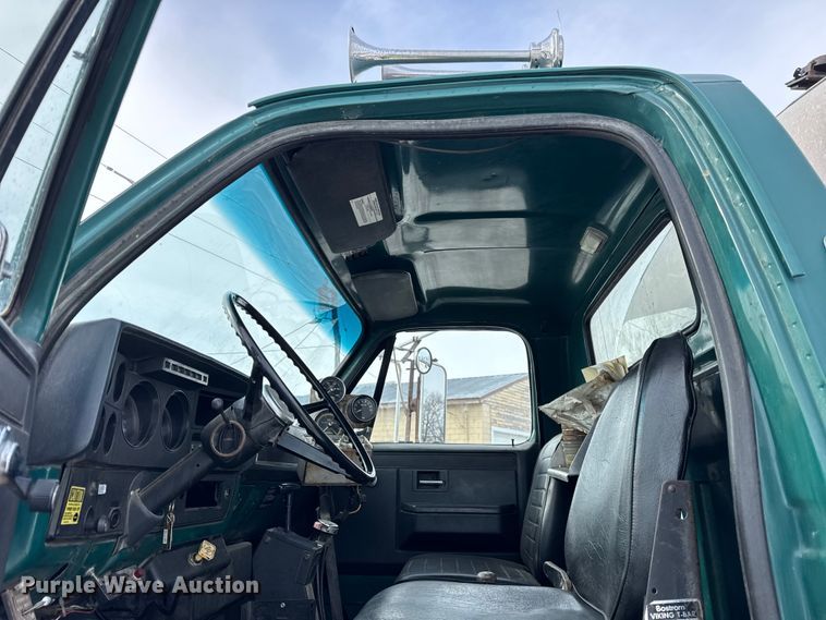 image for item EF2367 1986 GMC C7000 oil distributor truck