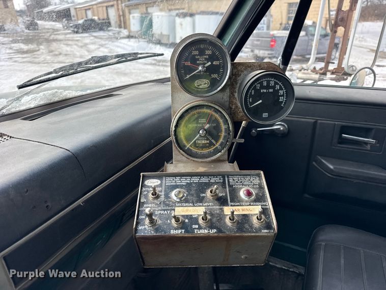 image for item EF2367 1986 GMC C7000 oil distributor truck