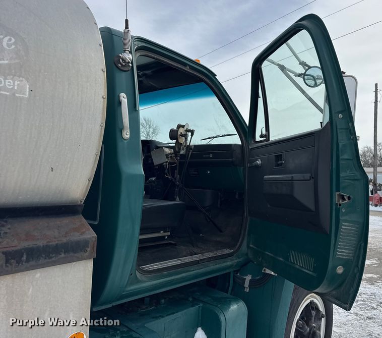 image for item EF2367 1986 GMC C7000 oil distributor truck