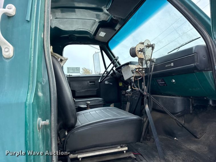 image for item EF2367 1986 GMC C7000 oil distributor truck