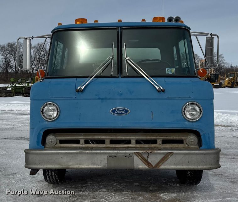 image for item EF2368 1985 Ford C8000 oil distributor truck