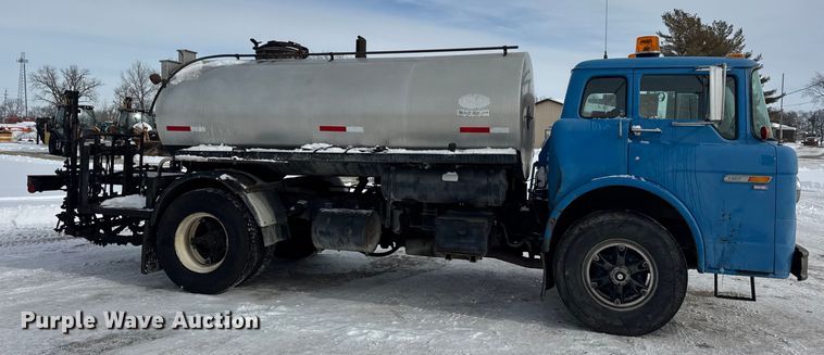 image for item EF2368 1985 Ford C8000 oil distributor truck