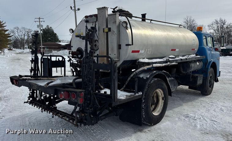 image for item EF2368 1985 Ford C8000 oil distributor truck