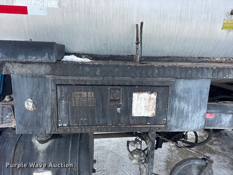 image for item EF2368 1985 Ford C8000 oil distributor truck