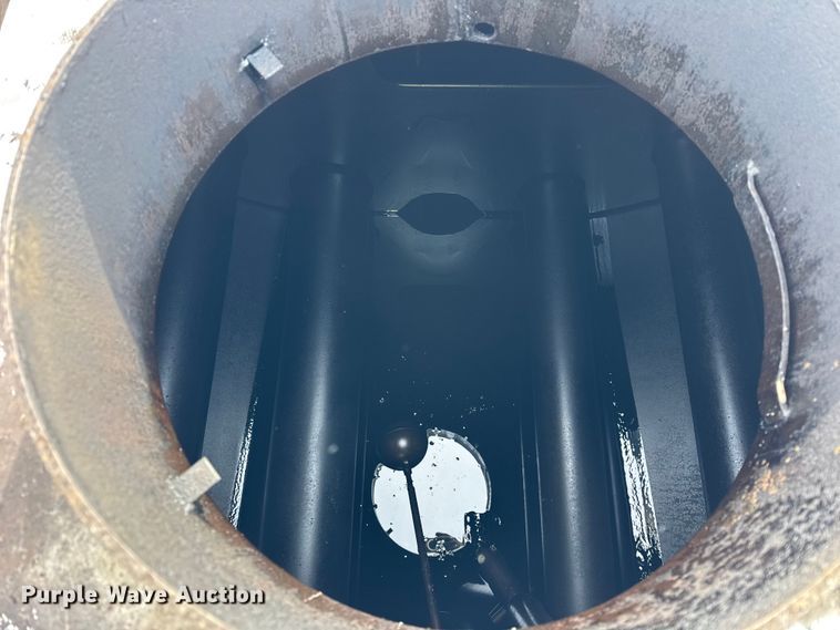 image for item EF2368 1985 Ford C8000 oil distributor truck