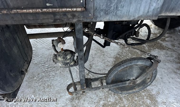 image for item EF2368 1985 Ford C8000 oil distributor truck