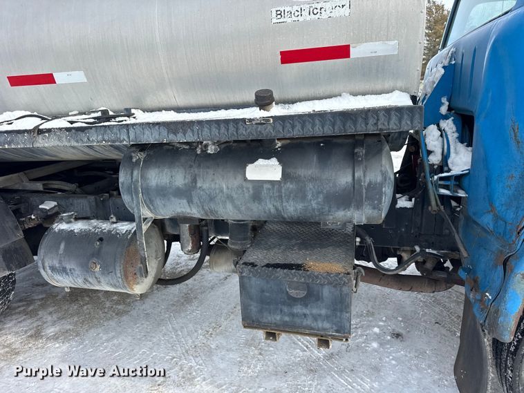 image for item EF2368 1985 Ford C8000 oil distributor truck