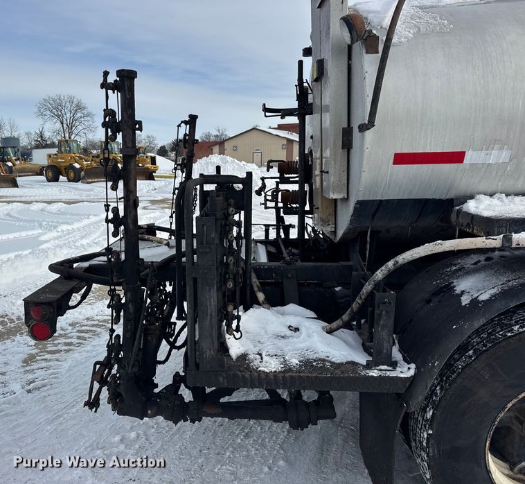 image for item EF2368 1985 Ford C8000 oil distributor truck