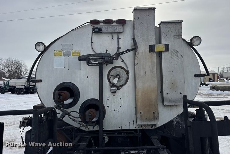 image for item EF2368 1985 Ford C8000 oil distributor truck