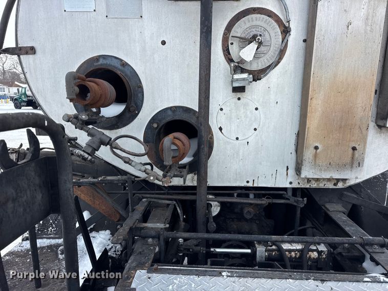 image for item EF2368 1985 Ford C8000 oil distributor truck