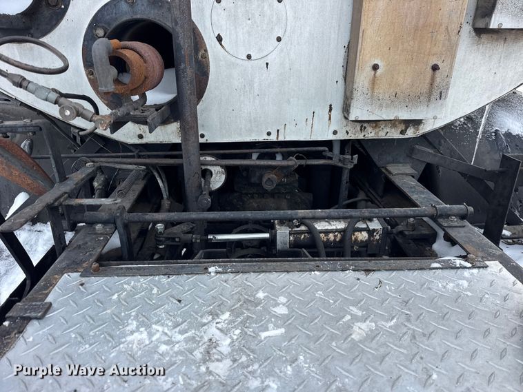 image for item EF2368 1985 Ford C8000 oil distributor truck