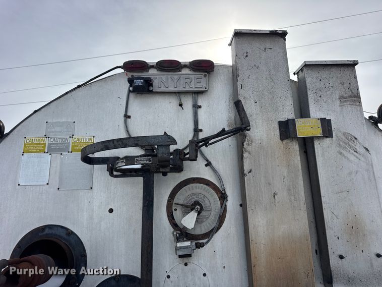 image for item EF2368 1985 Ford C8000 oil distributor truck