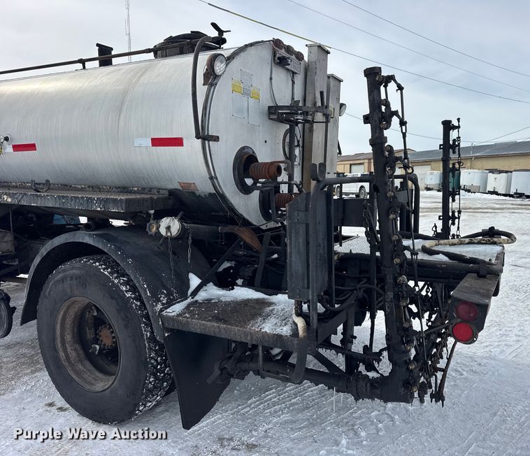 image for item EF2368 1985 Ford C8000 oil distributor truck