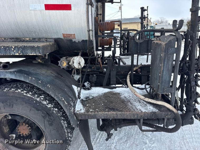 image for item EF2368 1985 Ford C8000 oil distributor truck