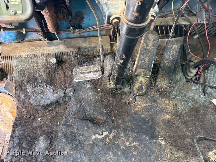 image for item EF2368 1985 Ford C8000 oil distributor truck