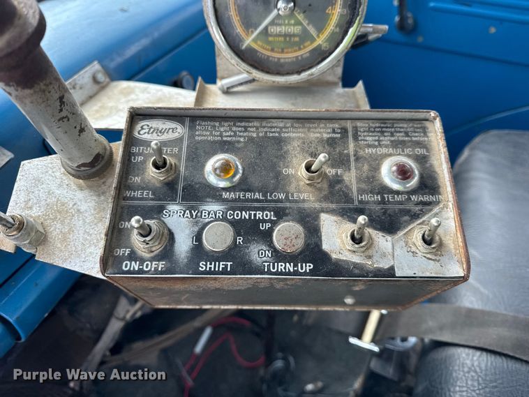 image for item EF2368 1985 Ford C8000 oil distributor truck