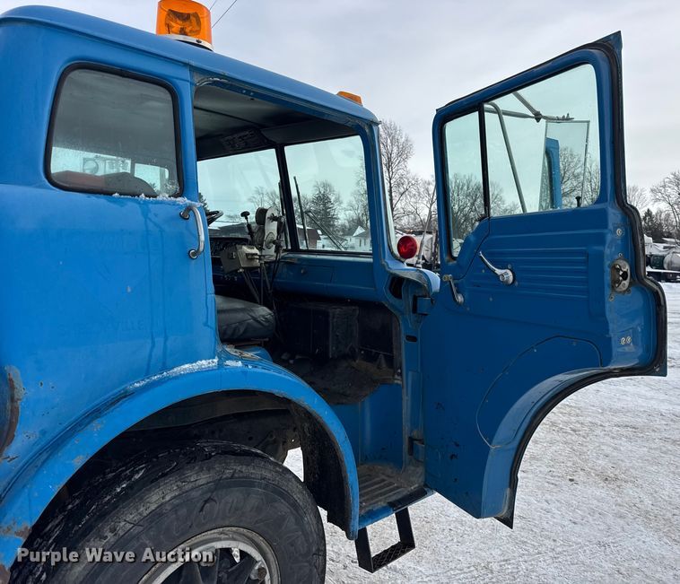 image for item EF2368 1985 Ford C8000 oil distributor truck