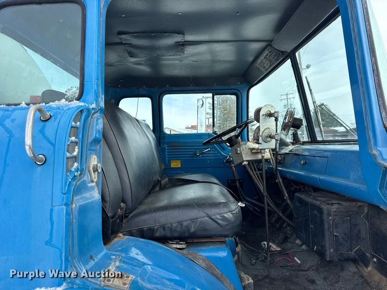 image for item EF2368 1985 Ford C8000 oil distributor truck