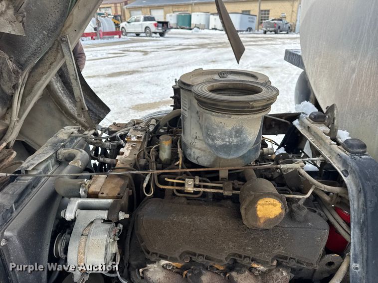 image for item EF2368 1985 Ford C8000 oil distributor truck