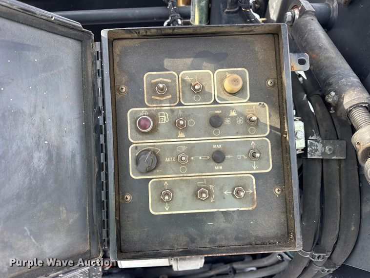 image for item EF2374 2010 Caterpillar AP1055D paver