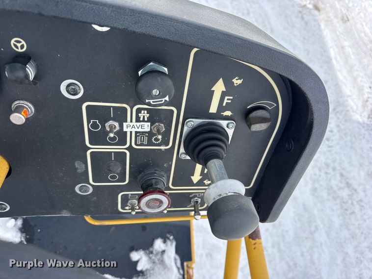 image for item EF2374 2010 Caterpillar AP1055D paver