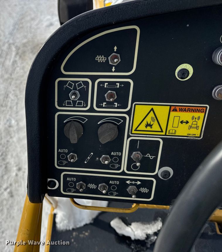 image for item EF2374 2010 Caterpillar AP1055D paver