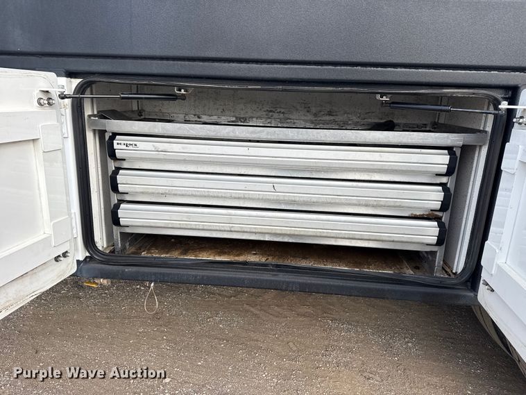 image for item EG1810 2018 Peterbilt 337 utility / service truck