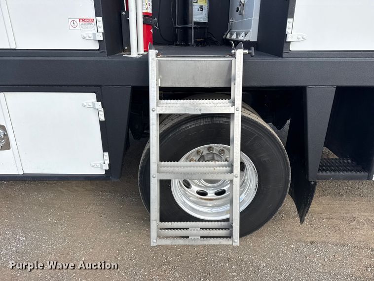 image for item EG1810 2018 Peterbilt 337 utility / service truck