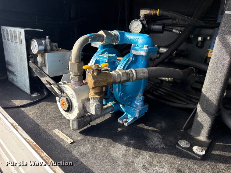 image for item EG1810 2018 Peterbilt 337 utility / service truck