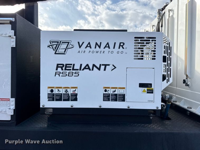 image for item EG1810 2018 Peterbilt 337 utility / service truck