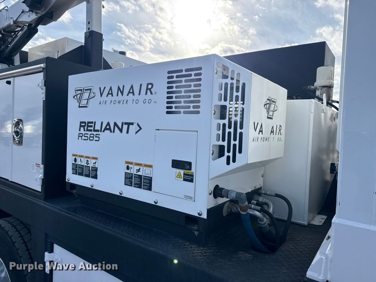 image for item EG1810 2018 Peterbilt 337 utility / service truck