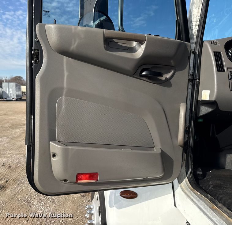 image for item EG1810 2018 Peterbilt 337 utility / service truck