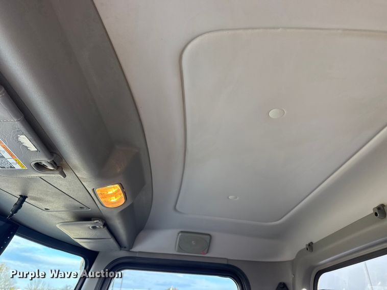 image for item EG1810 2018 Peterbilt 337 utility / service truck