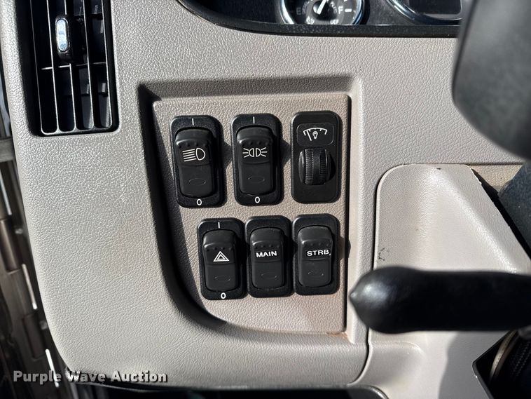 image for item EG1810 2018 Peterbilt 337 utility / service truck