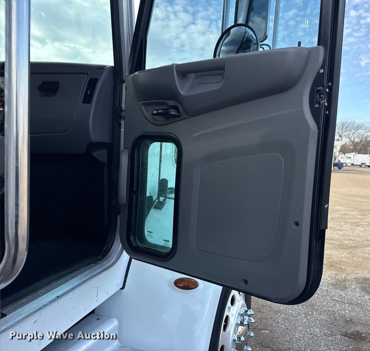 image for item EG1810 2018 Peterbilt 337 utility / service truck