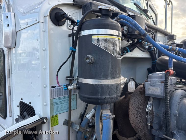 image for item EG1810 2018 Peterbilt 337 utility / service truck