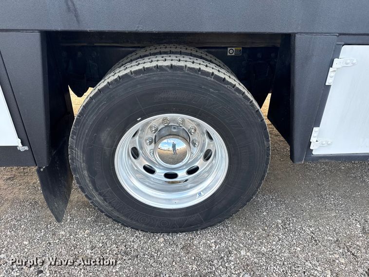 image for item EG1810 2018 Peterbilt 337 utility / service truck