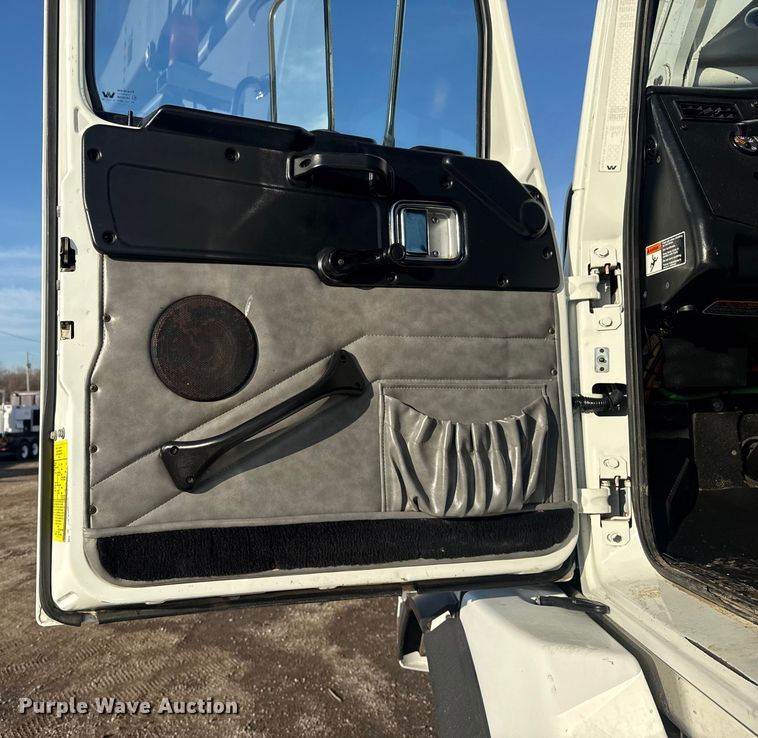 image for item EG1913 2012 Western Star 4900 bucket truck