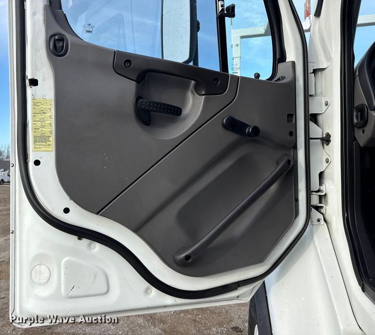 image for item EG1934 2007 Freightliner Business Class M2 crane truck