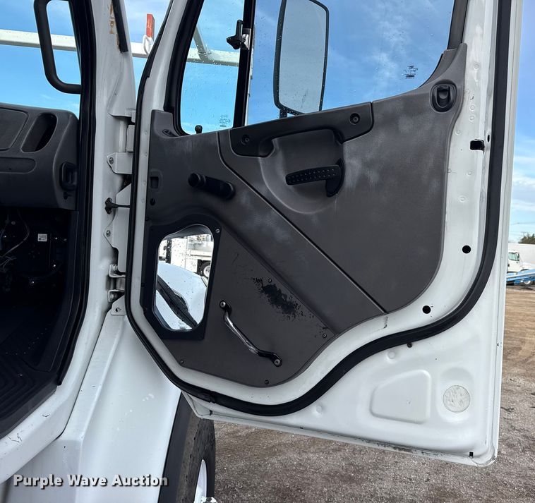 image for item EG1934 2007 Freightliner Business Class M2 crane truck