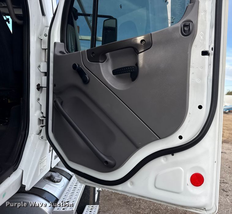 image for item EG1934 2007 Freightliner Business Class M2 crane truck