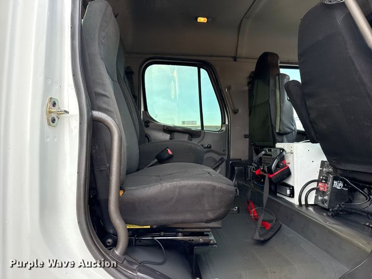 image for item EG1934 2007 Freightliner Business Class M2 crane truck