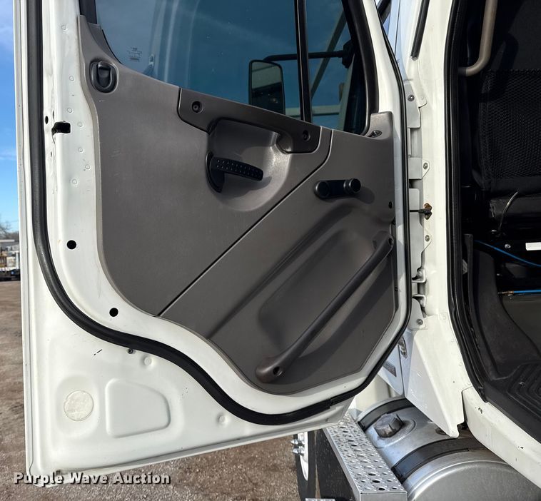 image for item EG1934 2007 Freightliner Business Class M2 crane truck