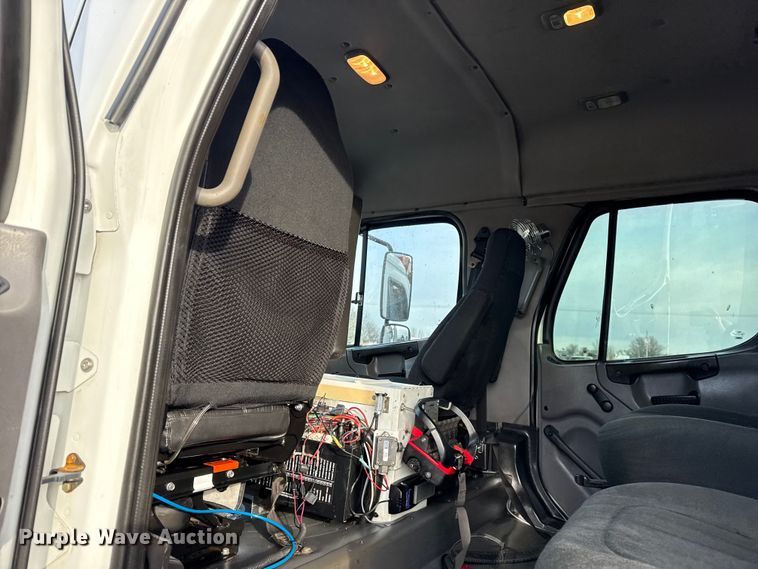 image for item EG1934 2007 Freightliner Business Class M2 crane truck