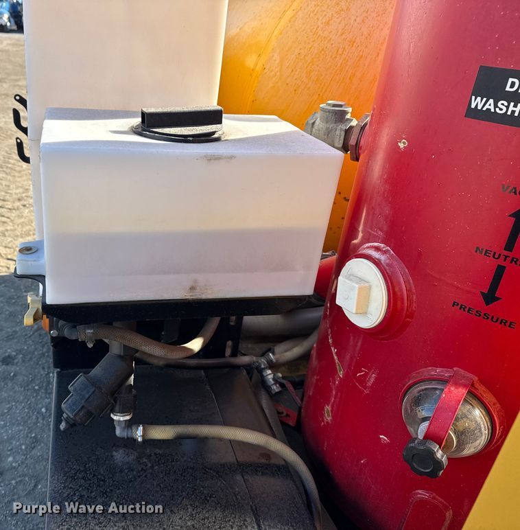 image for item EG1938 2014 Vac-Tron LP533DT-H vacuum excavator