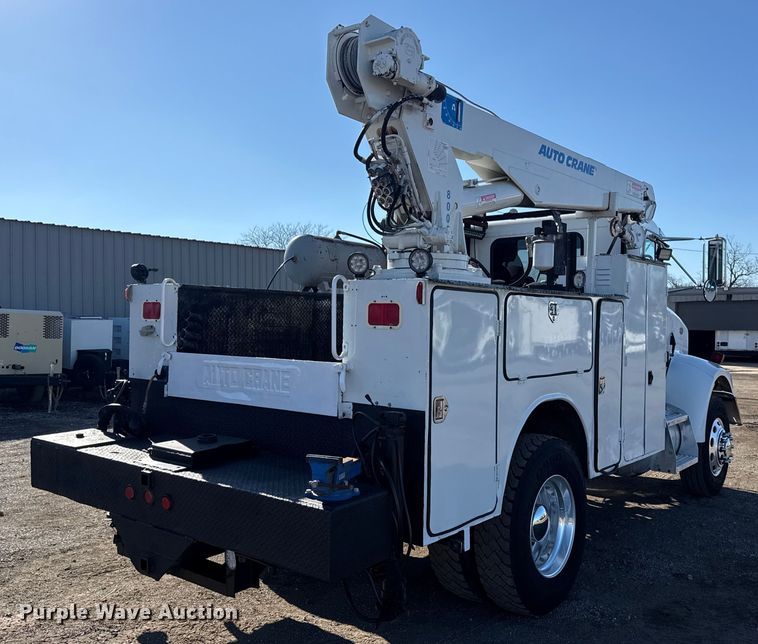 image for item EG1960 2001 Peterbilt 330 utility / service truck